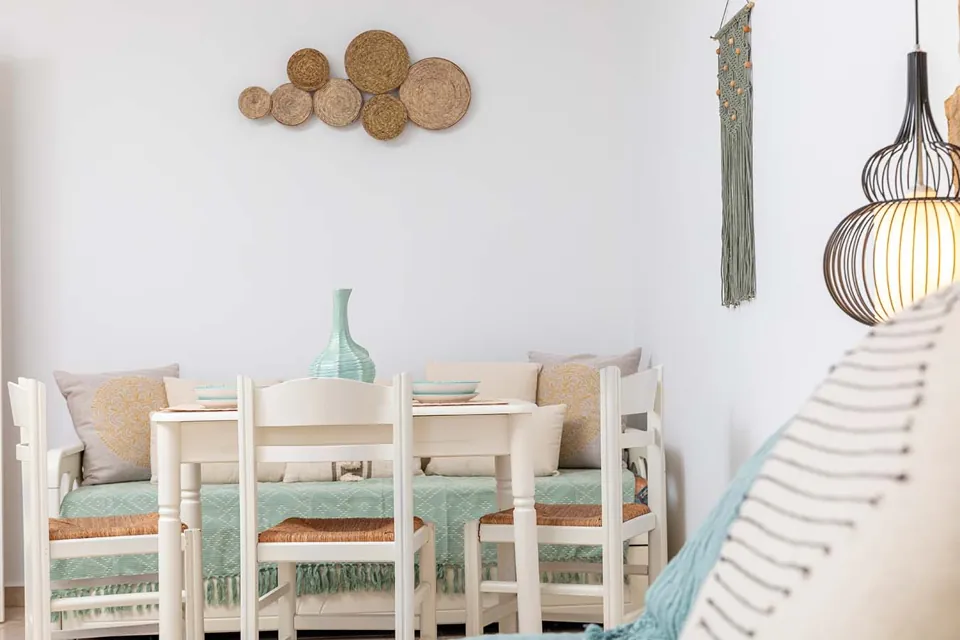 Golden Coast studio dining area